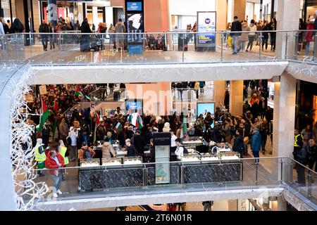 Édimbourg, Écosse, Royaume-Uni, 11 novembre 2023. La marche de la solidarité palestinienne pour la paix depuis le pont Waverley s'est arrêtée à la succursale de Barclay's Bank Princes Street, puis a traversé le centre commercial St James Quarter avec une légère pause, puis St Andrews Square. Crédit : Archwhite/alamy Live News. Banque D'Images