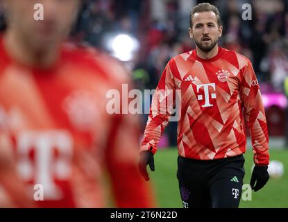 11 novembre 2023, Bavière, Munich : football : Bundesliga, Bayern Munich - 1. FC Heidenheim, match 11 à l'Allianz Arena. Harry Kane de Munich se réchauffe. Photo : Sven Hoppe/dpa - NOTE IMPORTANTE : conformément aux règlements de la Ligue allemande de football DFL et de la Fédération allemande de football DFB, il est interdit d'utiliser ou d'avoir utilisé des photographies prises dans le stade et/ou du match sous forme d'images séquentielles et/ou de séries de photos de type vidéo. Banque D'Images