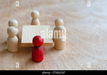 Figure en bois rouge menant la réunion ou la discussion. Concept de réunion ou de discussion. Banque D'Images