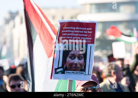 Pont Vauxhall, Londres, Royaume-Uni. 11 novembre 2023. Une manifestation est en cours contre l'escalade de l'action militaire à Gaza alors que le conflit entre Israël et le Hamas se poursuit. Organisés par des groupes tels que Palestine Solidarity Campaign et Stop the War Coalition, intitulés « Marche nationale pour la Palestine » et avec des appels à « libérer la Palestine », « mettre fin à la violence » et « mettre fin à l’apartheid », les manifestants se sont rassemblés à Park Lane avant de se diriger vers le sud et sur le pont de Vauxhall. Banque D'Images