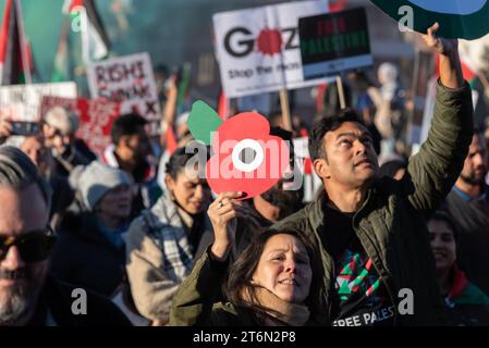 Pont Vauxhall, Londres, Royaume-Uni. 11 novembre 2023. Une manifestation est en cours contre l'escalade de l'action militaire à Gaza alors que le conflit entre Israël et le Hamas se poursuit. Organisés par des groupes tels que Palestine Solidarity Campaign et Stop the War Coalition, intitulés « Marche nationale pour la Palestine » et avec des appels à « libérer la Palestine », « mettre fin à la violence » et « mettre fin à l’apartheid », les manifestants se sont rassemblés à Park Lane avant de se diriger vers le sud et sur le pont de Vauxhall. Banque D'Images