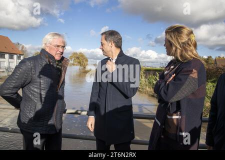 Carl Decaluwe, gouverneur de la province de Flandre Occidentale, Alexander de Croo, Premier ministre, et Annelies Verlinden, ministre de l'intérieur, photographiés lors d'une visite sur un site inondé à Poperinge, après des jours de fortes pluies dans la province de Flandre Occidentale, samedi 11 novembre 2023. BELGA PHOTO NICOLAS MAETERLINCK Banque D'Images