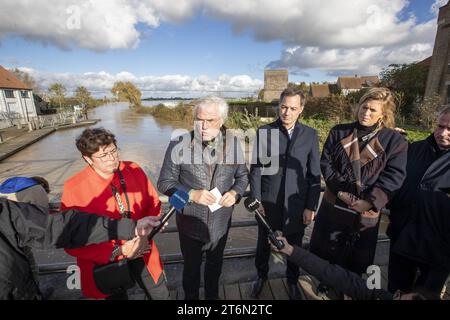 Le maire de Diksmuide se trouve Laridon, le gouverneur de la province de Flandre Occidentale Carl Decaluwe, le Premier ministre Alexander de Croo et la ministre de l'intérieur Annelies Verlinden photographiés lors d'une visite sur un site inondé à Poperinge, après des jours de fortes pluies dans la province de Flandre Occidentale, samedi 11 novembre 2023. BELGA PHOTO NICOLAS MAETERLINCK Banque D'Images