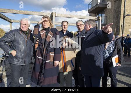 Carl Decaluwe, gouverneur de la province de Flandre Occidentale, Annelies Verlinden, ministre de l'intérieur et Alexander de Croo, Premier ministre photographiés lors d'une visite sur un site d'inondation à Poperinge, après des jours de fortes pluies dans la province de Flandre Occidentale, samedi 11 novembre 2023. BELGA PHOTO NICOLAS MAETERLINCK Banque D'Images