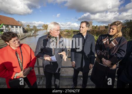 Le maire de Diksmuide se trouve Laridon, le gouverneur de la province de Flandre Occidentale Carl Decaluwe, le Premier ministre Alexander de Croo et la ministre de l'intérieur Annelies Verlinden photographiés lors d'une visite sur un site inondé à Poperinge, après des jours de fortes pluies dans la province de Flandre Occidentale, samedi 11 novembre 2023. BELGA PHOTO NICOLAS MAETERLINCK Banque D'Images