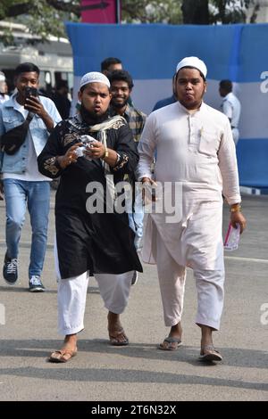 11 novembre 2023, Kolkata, Bengale-Occidental, Inde : spectateurs joyeux entrant dans le stade Eden Gardens à Kolkata pour l'Angleterre vs Pakistan, coupe du monde de cricket ICC 2023, match d'une journée. (Image de crédit : © Biswarup Ganguly/Pacific Press via ZUMA Press Wire) USAGE ÉDITORIAL SEULEMENT! Non destiné à UN USAGE commercial ! Crédit : ZUMA Press, Inc./Alamy Live News Banque D'Images