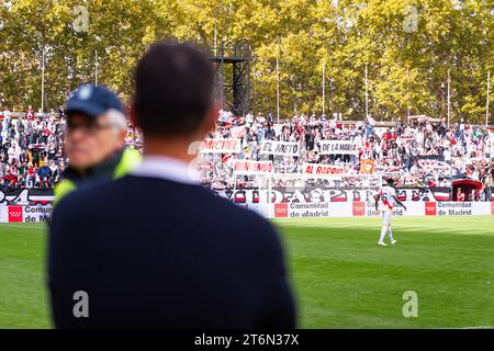 Les supporters du Rayo Vallecano arborent une bannière en hommage à Miguel Angel Sanchez Munoz, mieux connu sous le nom de Michel, figure historique du Rayo Vallecano et actuel entraîneur de Gérone, avant le match de football de la Liga EA Sports 2022/23 entre Rayo Vallecano et Girona à l'Estadio de Vallecas à Madrid, Espagne. Banque D'Images