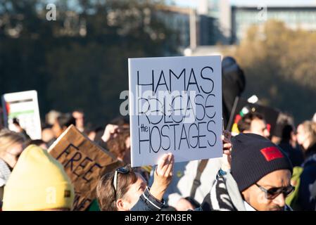 Pont Vauxhall, Londres, Royaume-Uni. 11 novembre 2023. Une manifestation est en cours contre l'escalade de l'action militaire à Gaza alors que le conflit entre Israël et le Hamas se poursuit. Organisés par des groupes tels que Palestine Solidarity Campaign et Stop the War Coalition, intitulés « Marche nationale pour la Palestine » et avec des appels à « libérer la Palestine », « mettre fin à la violence » et « mettre fin à l’apartheid », les manifestants se sont rassemblés à Park Lane avant de se diriger vers le sud et sur le pont de Vauxhall. Banque D'Images