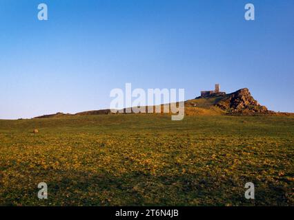 Vue SSE de l'église St Michael's au-dessus des travaux de terrassement de l'âge du fer sur le cône volcanique de Brent Tor, sur le bord ouest de Dartmoor, Devon, Angleterre, Royaume-Uni. Banque D'Images