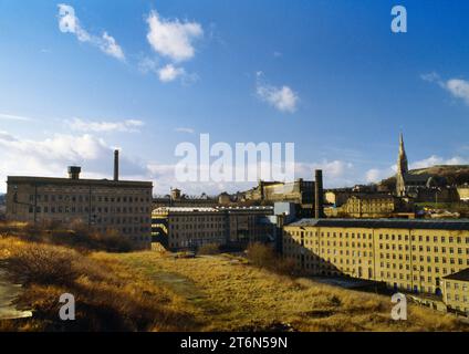 View N of All Souls redondant église anglicane construite 1856-59, Haley Hill, Halifax, West Yorkshire, Angleterre, Royaume-Uni, et Dean Clough Mills, 17 mars 1987. Banque D'Images