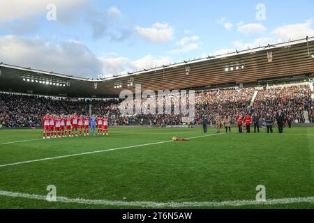 Les officiels des joueurs et les fans gardent une minute de silence alors que nous nous souvenons des morts le jour du souvenir pendant le match Sky Bet League 1 Derby County vs Barnsley au Pride Park Stadium, Derby, Royaume-Uni, 11 novembre 2023 (photo de Mark Cosgrove/News Images) Banque D'Images