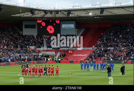 Les joueurs des deux équipes observent un moment de silence pour le jour du souvenir avant le match du championnat Sky Bet au Riverside Stadium, Middlesbrough. Date de la photo : Samedi 11 novembre 2023. Banque D'Images