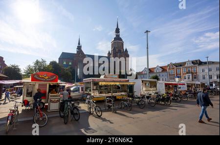 Altstadt Stralsund Wochenmarkt auf dem Neuen Markt à Stralsund. Im hintergrund ist die Marienkirche. Stralsund Mecklenburg-Vorpommern Deutschland *** Vieille ville Stralsund marché hebdomadaire sur le nouveau marché à Stralsund en arrière-plan est St.. Église des Marys Stralsund Mecklenburg Poméranie occidentale Allemagne Banque D'Images