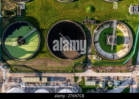 Une vue aérienne directement au-dessus d'un traitement des eaux usées fonctionne avec des réservoirs de stockage circulaires qui filtrent les eaux usées pour l'eau potable Banque D'Images