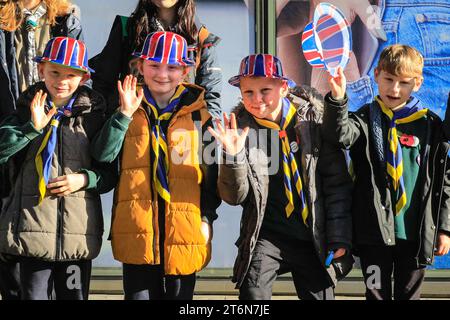 Londres, Royaume-Uni 11 novembre 2023. Le 1e groupe scout de Coulsdon encourage le défilé. Cette année, le Lord Mayor's Show rassemble 7 000 personnes, dont des associations caritatives, des groupes communautaires, les forces armées, 250 chevaux, et plus de 150 chars dans un défilé de trois miles de long, y compris le Golden State Coach avec le nouveau Lord Mayor Michael Mainelli. Banque D'Images