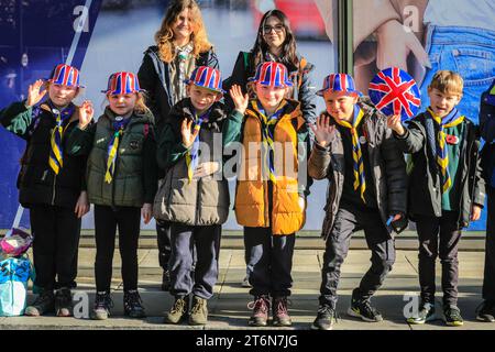 Londres, Royaume-Uni 11 novembre 2023. Le 1e groupe scout de Coulsdon encourage le défilé. Cette année, le Lord Mayor's Show rassemble 7 000 personnes, dont des associations caritatives, des groupes communautaires, les forces armées, 250 chevaux, et plus de 150 chars dans un défilé de trois miles de long, y compris le Golden State Coach avec le nouveau Lord Mayor Michael Mainelli. Banque D'Images