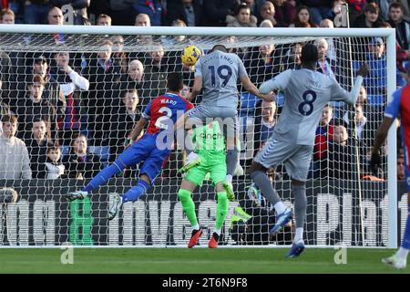 Londres, Royaume-Uni. 11 novembre 2023. Vitaliy Mykolenko, d'Everton, marque le but d'ouverture pour un 0-1 match de Premier League entre Crystal Palace et Everton à Selhurst Park, Londres, Angleterre, le 11 novembre 2023. Photo de Ken Sparks. Usage éditorial uniquement, licence requise pour un usage commercial. Aucune utilisation dans les Paris, les jeux ou les publications d'un seul club/ligue/joueur. Crédit : UK Sports pics Ltd/Alamy Live News Banque D'Images