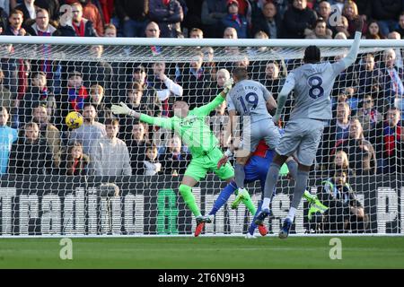 Londres, Royaume-Uni. 11 novembre 2023. Vitaliy Mykolenko, d'Everton, marque le but d'ouverture pour un 0-1 match de Premier League entre Crystal Palace et Everton à Selhurst Park, Londres, Angleterre, le 11 novembre 2023. Photo de Ken Sparks. Usage éditorial uniquement, licence requise pour un usage commercial. Aucune utilisation dans les Paris, les jeux ou les publications d'un seul club/ligue/joueur. Crédit : UK Sports pics Ltd/Alamy Live News Banque D'Images