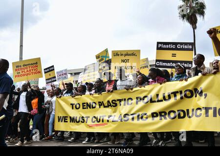 (231111) -- NAIROBI, 11 novembre 2023 (Xinhua) -- des militants écologistes organisés par le mouvement BreakFreeFromPlastic défilent dans les rues de Nairobi, Kenya, le 11 novembre 2023. Des centaines de militants écologistes issus des pays du Sud ont défilé samedi dans les rues de Nairobi, la capitale kenyane, pour appeler à un traité contraignant afin d'accélérer l'élimination progressive de la production et de l'utilisation du plastique.POUR ALLER AVEC 'Roundup: les militants du monde du Sud défilent au Kenya alors que des appels à l'élimination progressive des plastiques sont lancés » (Xinhua/Han Xu) Banque D'Images