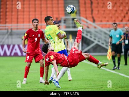 (231111) -- JAKARTA, 11 novembre 2023 (Xinhua) -- Kaua Elias (2e) du Brésil rivalise avec Nima Andarz d'Iran lors du match du groupe C de la coupe du monde U-17 de la FIFA, Indonésie 2023 au Jakarta International Stadium à Jakarta, Indonésie, le 11 novembre 2023. (Xinhua/Zulkarnain) Banque D'Images