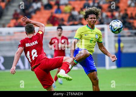 (231111) -- JAKARTA, 11 nov. 2023 (Xinhua) -- Pedro Lima (R) du Brésil est en compétition avec Mahan Sadeghi de l'Iran lors du match du groupe C de la coupe du monde U-17 de la FIFA, Indonésie 2023 au Jakarta International Stadium à Jakarta, Indonésie, le 11 nov. 2023. (Xinhua/Zulkarnain) Banque D'Images