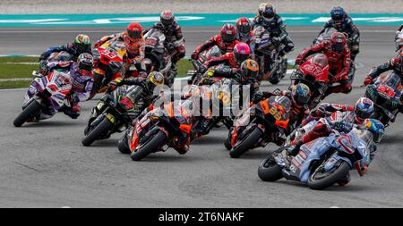 Le coureur espagnol Alex Marquez de Gresini Racing MotoGP est en tête du peloton lors de la séance de qualification MotoGP du Grand Prix Petronas de Malaisie sur le circuit international de Sepang à Sepang. (Photo de Wong Fok Loy / SOPA Images/Sipa USA) Banque D'Images