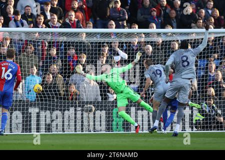 Londres, Royaume-Uni. 11 novembre 2023. Vitaliy Mykolenko, d'Everton, marque le but d'ouverture pour un 0-1 match de Premier League entre Crystal Palace et Everton à Selhurst Park, Londres, Angleterre, le 11 novembre 2023. Photo de Ken Sparks. Usage éditorial uniquement, licence requise pour un usage commercial. Aucune utilisation dans les Paris, les jeux ou les publications d'un seul club/ligue/joueur. Crédit : UK Sports pics Ltd/Alamy Live News Banque D'Images