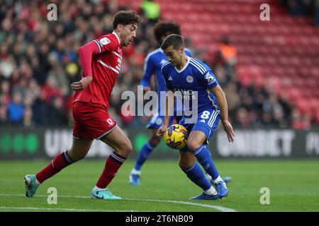 Matt Crooks de Middlesbrough affronte Harry Winks de Leicester City lors du Sky Bet Championship match entre Middlesbrough et Leicester City au Riverside Stadium, Middlesbrough le samedi 11 novembre 2023. (Photo : Mark Fletcher | MI News) Banque D'Images