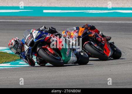 Le coureur espagnol Iker Lecuona de LCR Honda mène contre le coureur australien Jack Miller de Red Bull KTM Factory Racing lors de la séance de qualification MotoGP du Grand Prix Petronas de Malaisie au Sepang International circuit à Sepang. (Photo de Wong Fok Loy / SOPA Images/Sipa USA) Banque D'Images