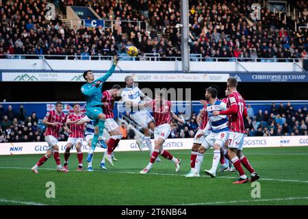 Max O'Leary de Bristol City effectue un sauvetage lors du match de championnat Sky Bet à Loftus Road, Londres. Date de la photo : Samedi 11 novembre 2023. Banque D'Images