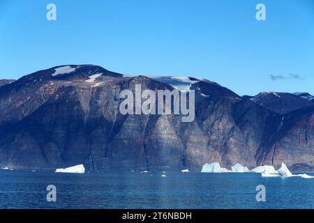 Vue des icebergs dans le fjord d'Uummannaq sous un ciel bleu clair, Groenland, Danemark Banque D'Images