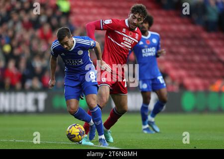 Matt Crooks de Middlesbrough affronte Harry Winks de Leicester City lors du Sky Bet Championship match entre Middlesbrough et Leicester City au Riverside Stadium, Middlesbrough le samedi 11 novembre 2023. (Photo : Mark Fletcher | MI News) Banque D'Images