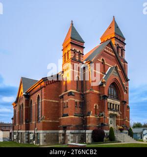 New York Mills, New York - 25 octobre 2023 : vue ultra large de 1:1 de l'extérieur du bâtiment de l'église Calvaire Gospel. Banque D'Images