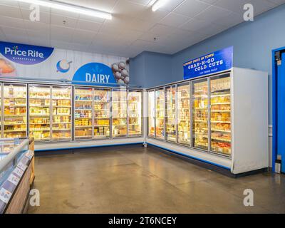 Utica, New York - 24 octobre 2023 : vue du paysage de l'allée des produits laitiers et des jus de Price Rite Marketplace. C'est une chaîne de supermarchés qui opère dans Banque D'Images