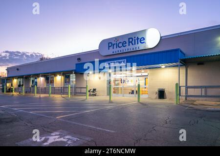 Utica, New York - 24 octobre 2023 : vue de nuit sur l'extérieur du bâtiment Price Rite Marketplace. C'est une chaîne de supermarchés qui opère dans 8 Sta Banque D'Images