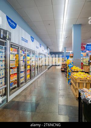 Utica, New York - 24 octobre 2023 : vue de l'intérieur Portrait Section des produits laitiers de Price Rite Marketplace. C'est une chaîne de supermarchés qui opère dans 8 État Banque D'Images