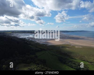 Mer d'Irlande au-dessus des champs à couper le souffle près de Red Wharf Bay à Anglesey, pays de Galles, Royaume-Uni avec le village de Benllech en arrière-plan Banque D'Images