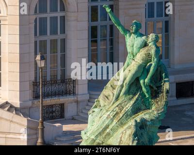 Le Monument aux héros et victimes de la mer (Monument aux héros et victimes de la mer) installé à côté du Palais Pharo Banque D'Images