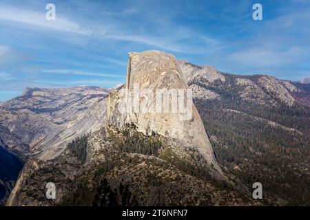 Vue panoramique sur le Half Dome et sur la vallée de Yosemite dans le parc national de Yosemite, Californie États-Unis Banque D'Images