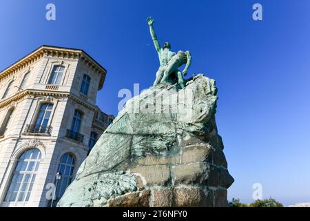 Le Monument aux héros et victimes de la mer (Monument aux héros et victimes de la mer) installé à côté du Palais Pharo Banque D'Images