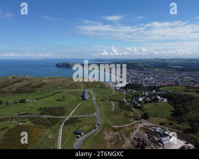 Vue aérienne du drone au-dessus du Grand Orme et vers Llandudno avec le petit Orme en arrière-plan, pays de Galles, Royaume-Uni Banque D'Images