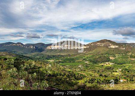 Vue sur le paysage avec des montagnes entre Ibicoara et Mucuge dans le parc national Chapada Diamantina, Bahia, Brésil Banque D'Images