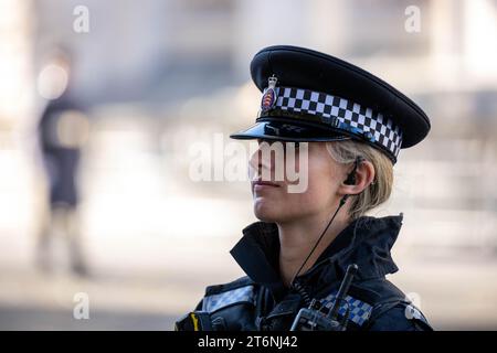 Londres Royaume-Uni 11 novembre 2023 jour de l'armistice au cénotaphe Whitehall Londres Royaume-Uni au milieu d'une opération de haute sécurité pour garder le cénotaphe en sécurité. Crédit Ian DavidsonAlamy Live News Banque D'Images