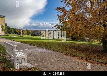 Nuage de pluie passant alors que le soleil d'automne commence à briller à Polesden Lacey dans le Surrey Banque D'Images