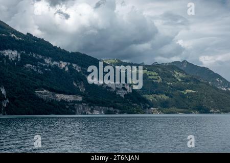 Paysage autour du lac Thoune par une journée nuageuse en Suisse Banque D'Images