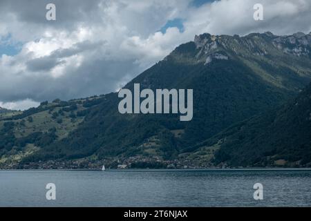 Magnifiques montagnes autour du lac Thoune par une journée nuageuse en Suisse Banque D'Images