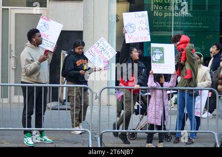 New York, États-Unis. 11 novembre 2023. Les participants ont vu tenir des pancartes disant « Merci » pendant le défilé annuel de la Journée des anciens combattants le long de la 5e Avenue à New York pour honorer le service de ceux qui ont servi dans les Forces armées américaines. Crédit : Ryan Rahman/Alamy Live News Banque D'Images