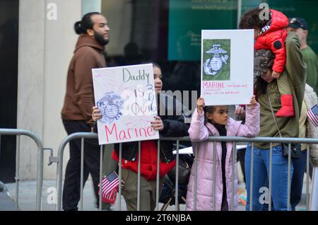 New York, États-Unis. 11 novembre 2023. Les participants ont vu tenir des pancartes disant « Merci » pendant le défilé annuel de la Journée des anciens combattants le long de la 5e Avenue à New York pour honorer le service de ceux qui ont servi dans les Forces armées américaines. Crédit : Ryan Rahman/Alamy Live News Banque D'Images