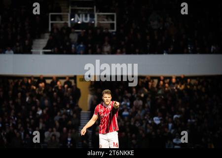 Rob Dickie, de Bristol City, réagit lors du Sky Bet Championship Match à Loftus Road, Londres. Date de la photo : Samedi 11 novembre 2023. Banque D'Images