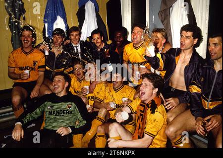 Les loups célèbrent leur victoire au championnat de 3e division à Molineux 1989 Banque D'Images